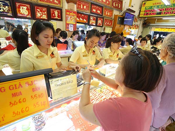 Khách hàng các tỉnh miền Tây và khu vực Bình Thạnh thành phố Hồ Chí Minh đều 25 với chất lượng phục vụ của nhân viên tiệm vàng Mi Hồng.